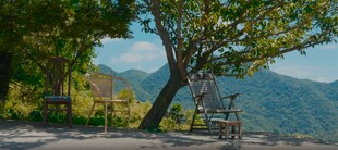 山间树下休闲桌椅赏景处