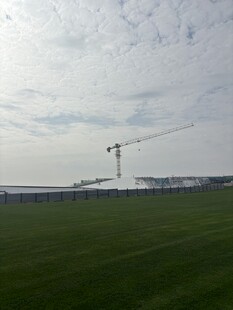 户外开阔草地与塔吊景观