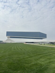 草原上的现代建筑