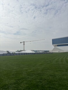 户外开阔草地与建筑景观