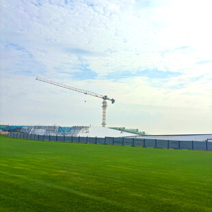 施工现场的起重机与绿地