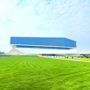 蓝顶建筑立于绿草地