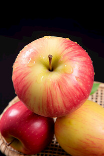 新鲜红苹果堆叠在篮中