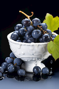 白碗中饱满的紫葡萄
