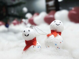 可爱雪人牵线相伴