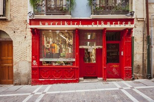 红色复古店铺外观