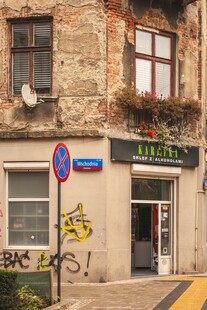老旧建筑外的店铺门口