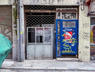 街头涂鸦装饰的特色店铺门
