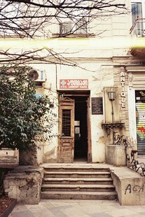 古朴街边小店外观