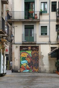街头多彩涂鸦的老旧建筑