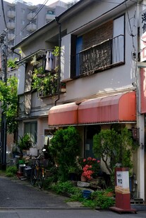 日式街道旁的温馨小店