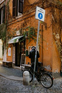 街角的复古建筑与停放单车