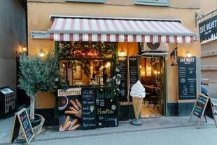 温馨街边特色咖啡店