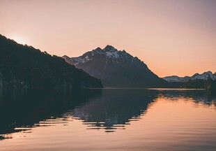 湖畔日落时的壮美山景
