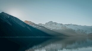 宁静山水间的湖光山色