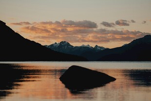 湖畔夕阳下的孤石美景