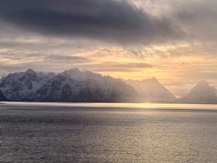 海上日出映雪山美景