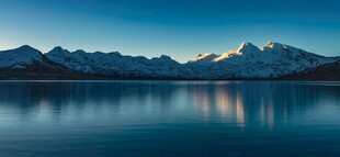 静谧湖景与远处雪山风光