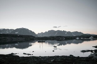 宁静山水倒影美景