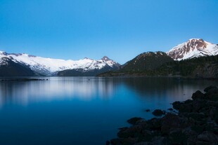 宁静湖畔雪山美景