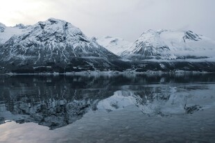 雪山湖泊静谧倒影美景