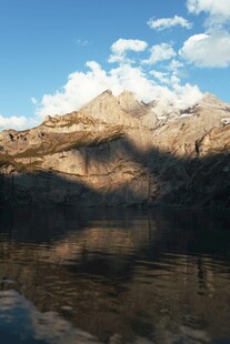 山间湖泊美景