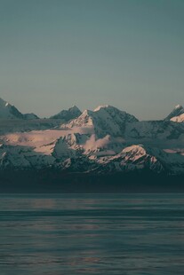 雪山映湖的静谧风光