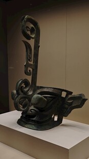 青铜鸟形文物展示