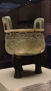 商代青铜鼎展示