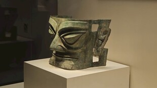 青铜面具文物展示