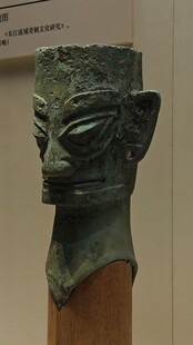 古老青铜头像雕塑