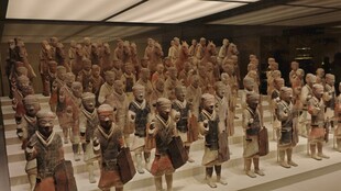 兵马俑阵列展示壮观景象