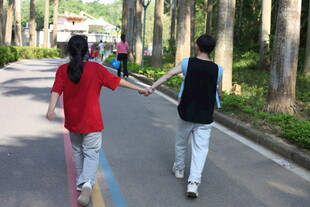 校园中牵手漫步的青春身影