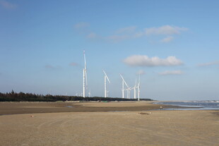 海边风力发电机组景观