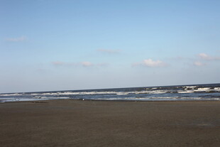 海边沙滩的宁静风景