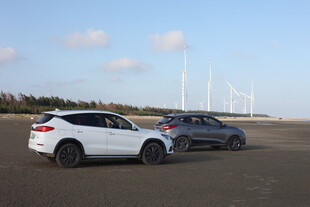 海边双车停驻风景