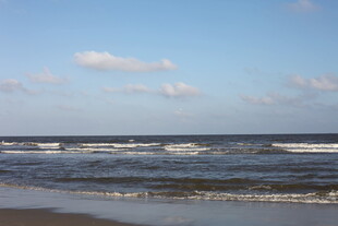 海边风景 海浪与蓝天