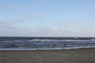 海边沙滩上的蔚蓝海景