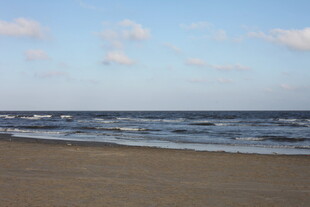 宁静海滩 海浪轻拍沙滩