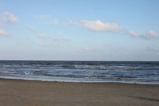 海边沙滩 海浪与蓝天美景