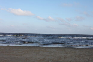 宁静海滩与辽阔海面