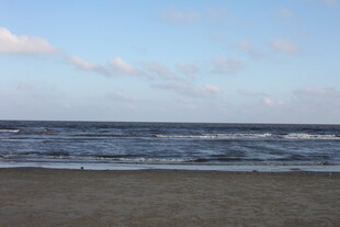 海边沙滩与翻涌海浪景色
