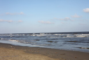 海边沙滩与翻涌海浪景象