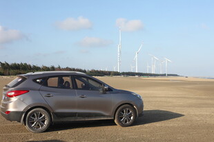 银灰色SUV驰骋开阔沙地