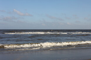 海边翻涌的白色浪花