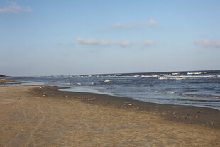 宁静海滩 海浪轻拍沙滩