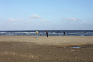 海边漫步的悠闲身影