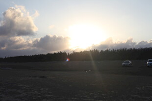 日落时分的开阔田野景象
