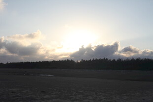夕阳下的旷野与云层