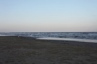 黄昏下的静谧海滩